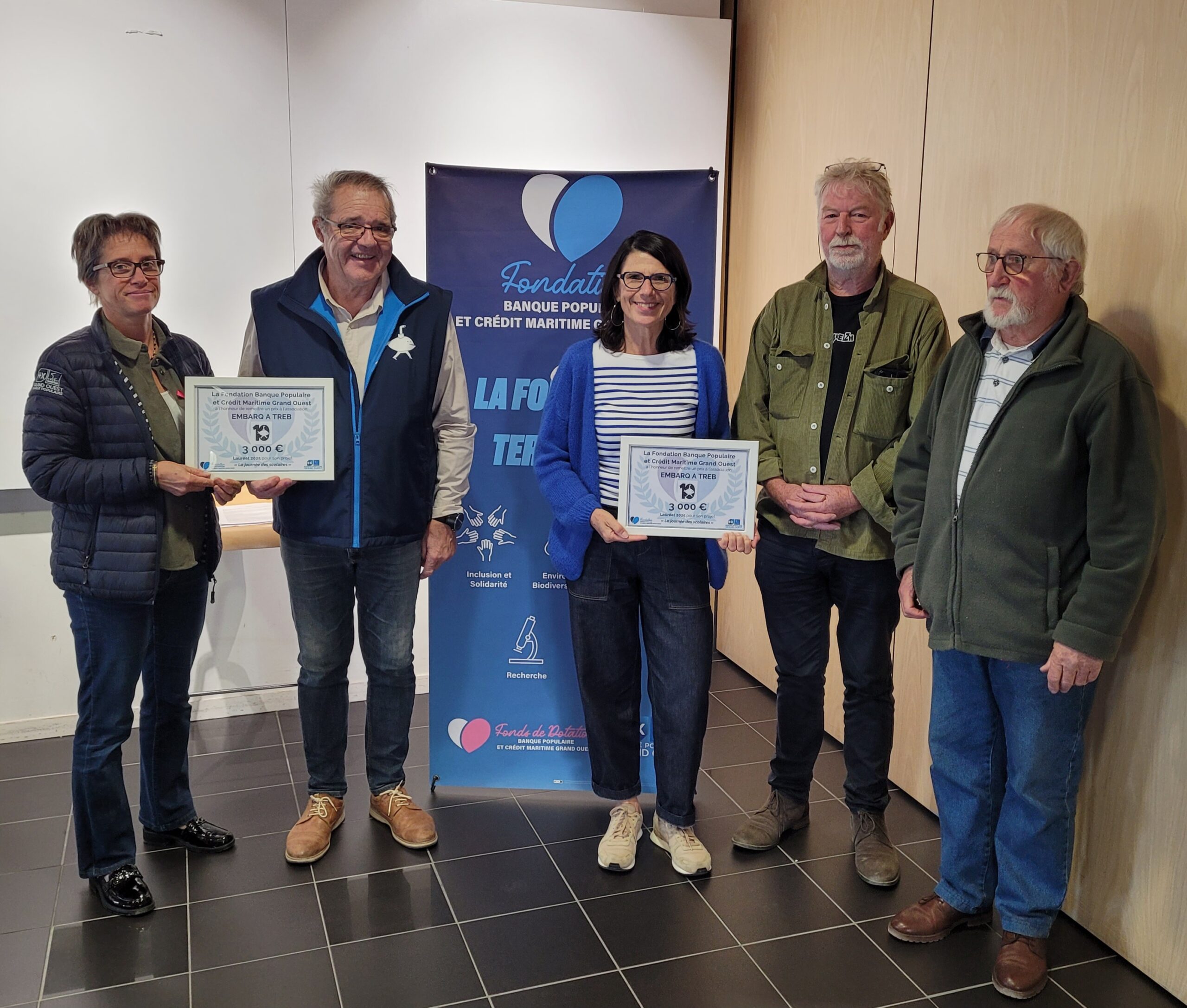 les représentants de la Fondation BPGO CMGO aux côtés de l’équipe d’Embarque à Trébeurden lors de la remise officielle du chèque.